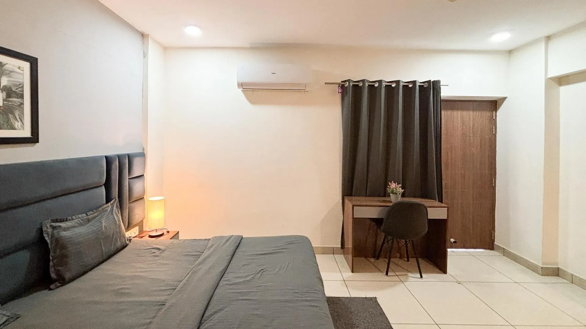 Housr 1 Rk Apartment Sec 28 Gurgaon Near Mega Mall 0*,
