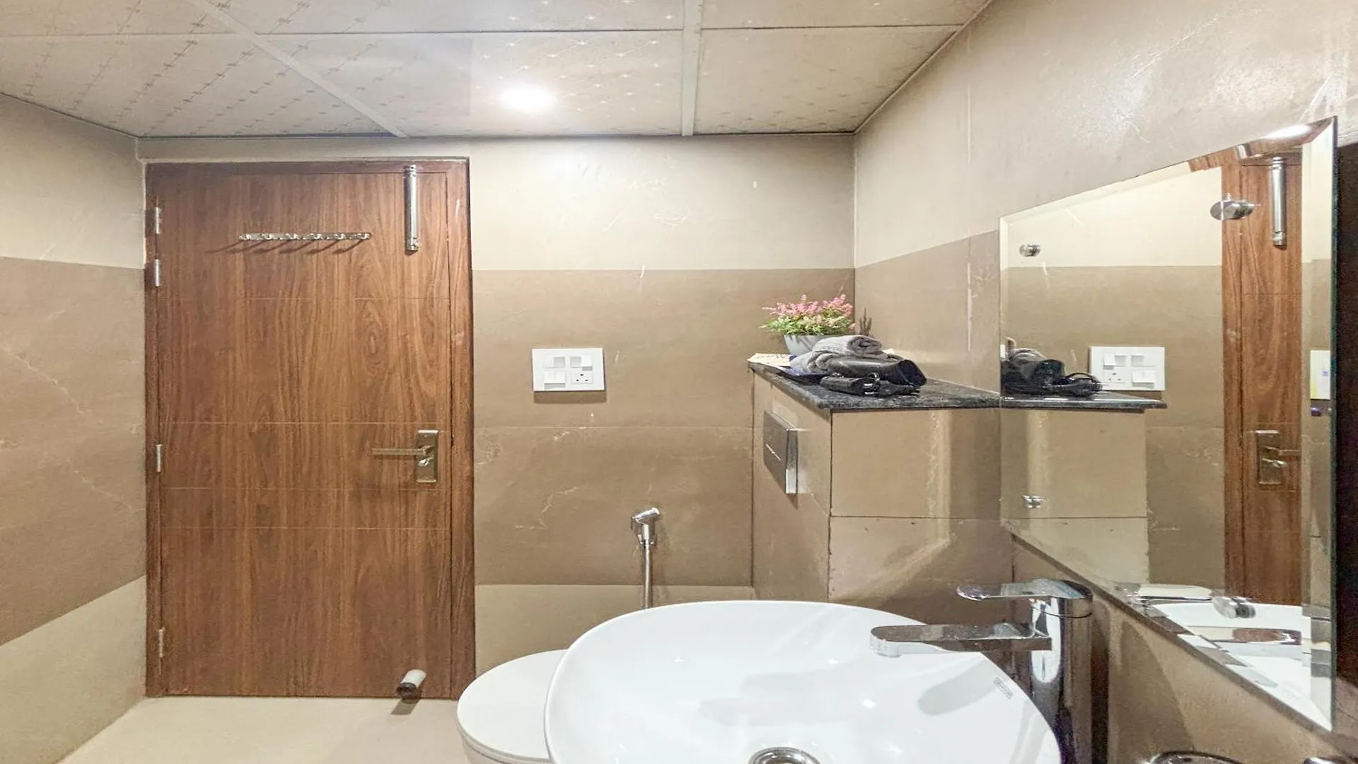 Housr 1 Rk Apartment Sec 28 Gurgaon Near Mega Mall Hotel